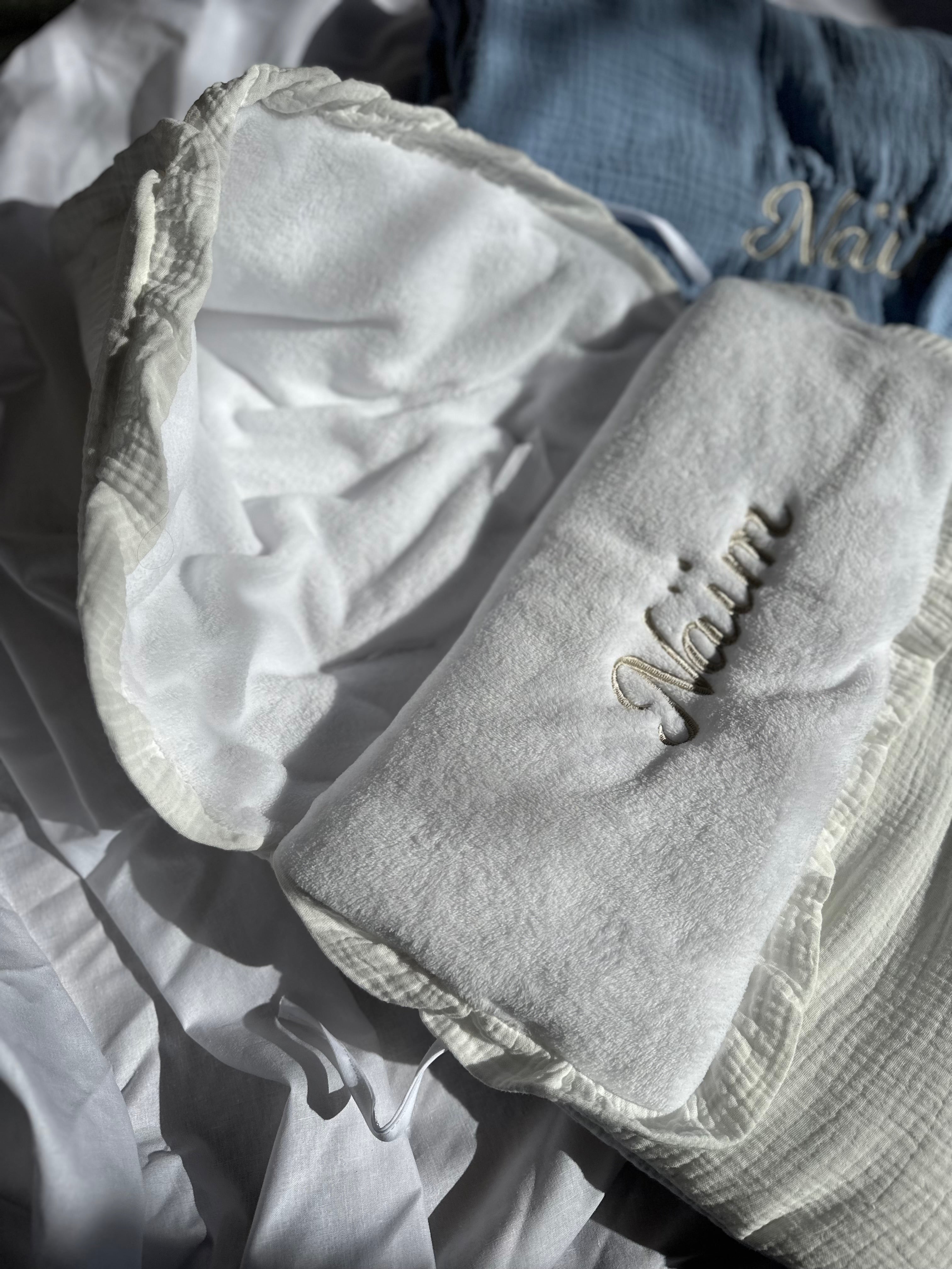 Chancelière bébé en double gaze de coton — doublure polaire, broderie personnalisée