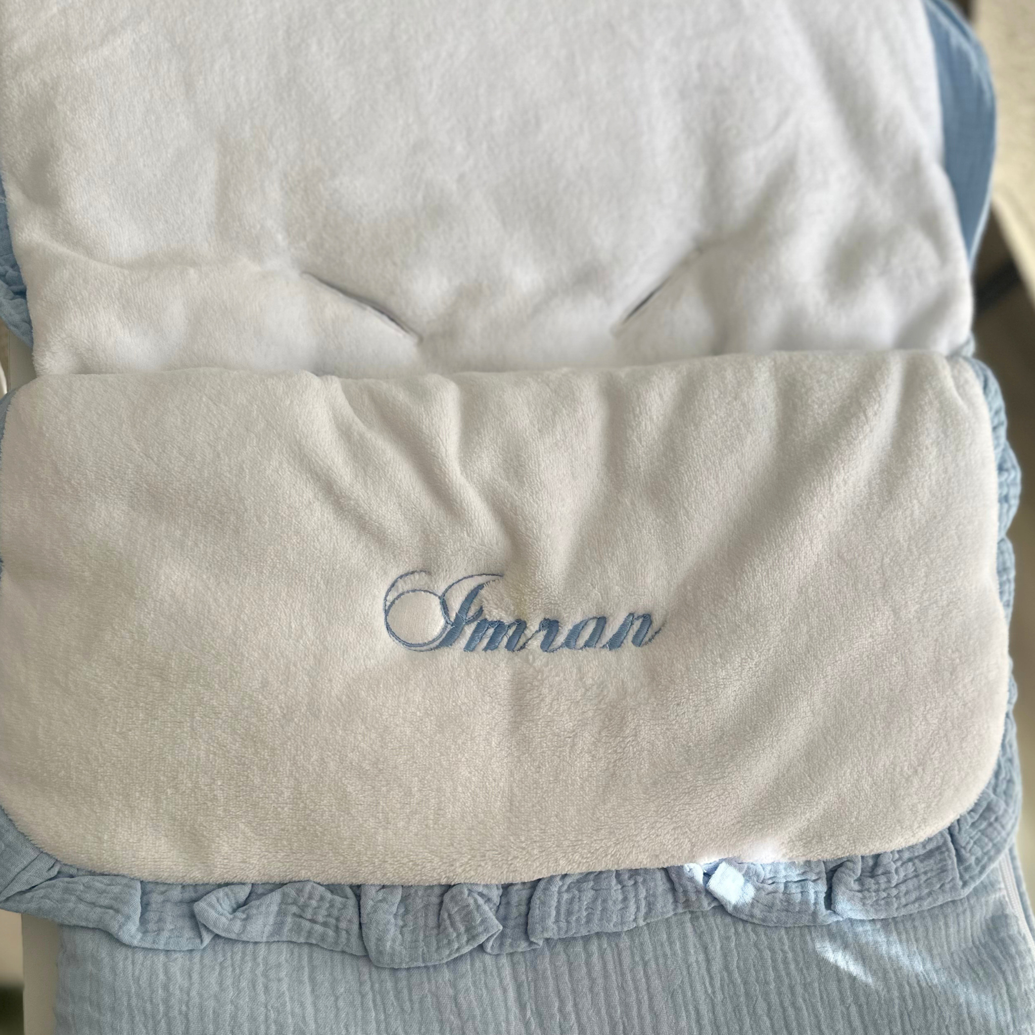 Chancelière bébé en double gaze de coton — doublure polaire, broderie personnalisée