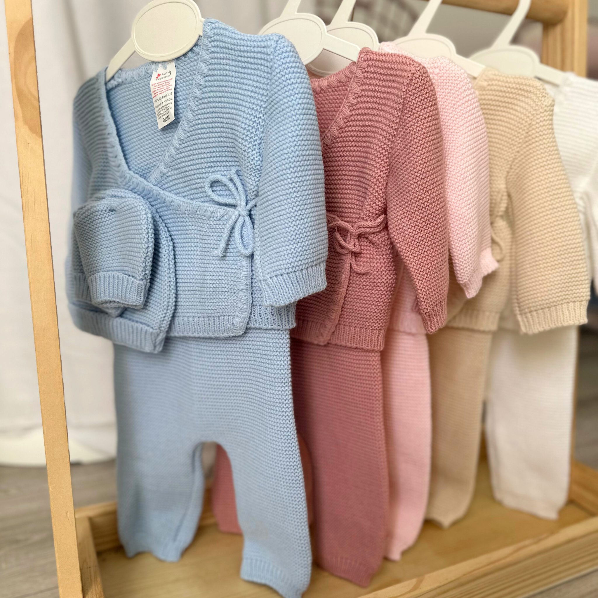 Tenue naissance tricotée bébé – Ensemble 4 pièces (0-3 mois)