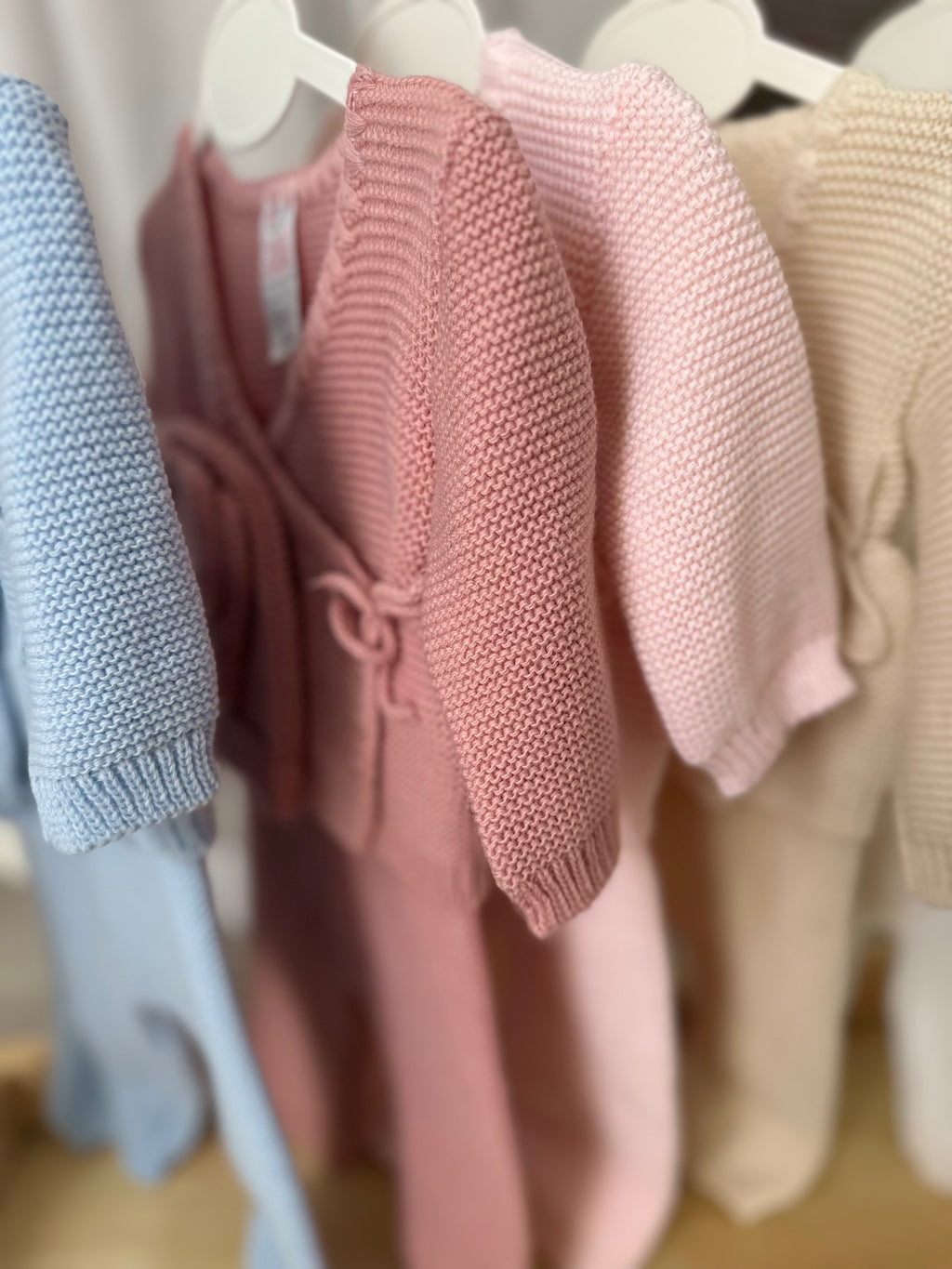 Tenue naissance tricotée bébé – Ensemble 4 pièces (0-3 mois)